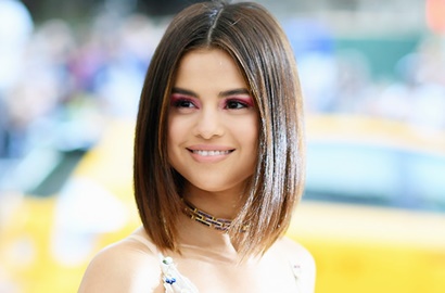 Tangan Diikat, Selena Gomez Hanya Pakai Pakaian Dalam di MV 'Bad Liar'