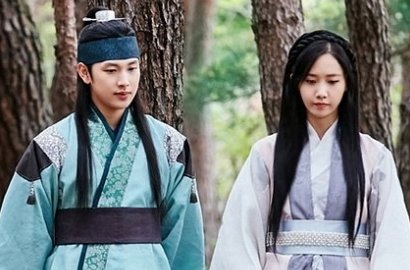 Berlatar Padang Bunga, Yoona cs Ngobrol Serius di 'The King Loves'