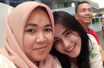 Menangis Bercucuran Air Mata, Umi Khalsum Tak Tega Ayu Ting Ting 'Diserang' Haters