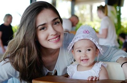 Sama-Sama Berbikini, Yasmine Wildblood Kalah Menggemaskan dari Putrinya