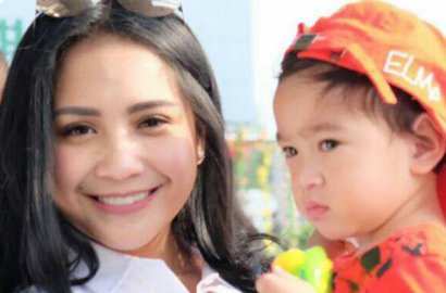 Nagita Slavina Paksa Rafathar Tengok Kamera, Netter: Awas Patah Kepalanya