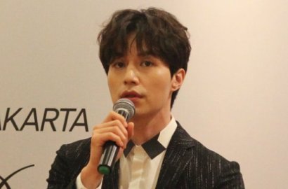 Penuh Fanservice, Lee Dong-wook Nyanyi Hingga Tulis Pesan Menyentuh di Fanmeet