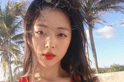 Sulli Berenang Pakai Bikini Pink, Netter: Sudah Tak Phobia Lagi?