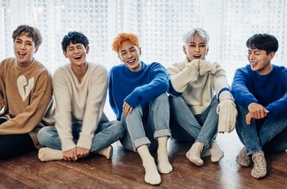 Rilis Spoiler Lirik 'Calling You', Tulisan Tangan Para Member Highlight Curi Fokus