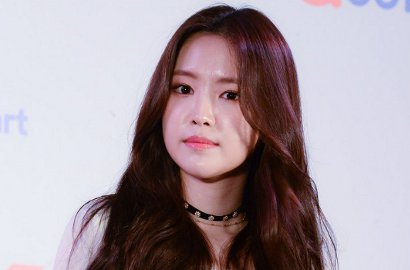 Tertawa Saat Difoto Candid, Na Eun Malah Dibully Gara-Gara Gigi
