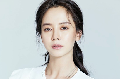 Tampil Glamor, Song Ji Hyo Umbar Punggung Mulus di Pemotretan