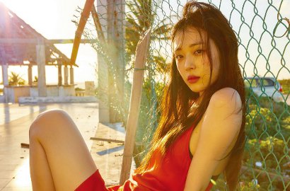 Goda Fans, Sulli Makin Berani Pamer Pusar Hingga Bra Ngintip di Pemotretan
