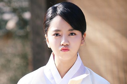 Masih Dandan Cowok, Imutnya Kim So Hyun Serius Pantau Aktingnya di 'Ruler'