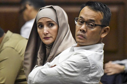Suami Dijatuhi Hukuman Penjara Karena Kasus Suap, Inneke Koesherawati Menangis