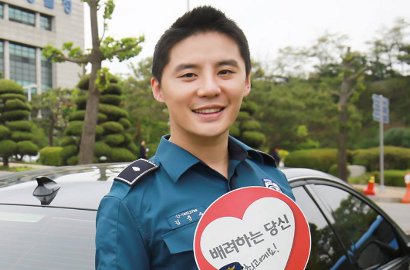 Kenakan Seragam Kepolisian, Begini Penampilan Junsu JYJ di Acara Militer