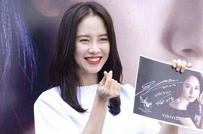 Hadiri Acara Fansign, Song Ji Hyo Cantik dan Seksi Pamer Perut