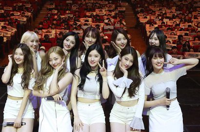Fans Geram Lihat Manajer Pristin Lakukan Skinship dengan Member