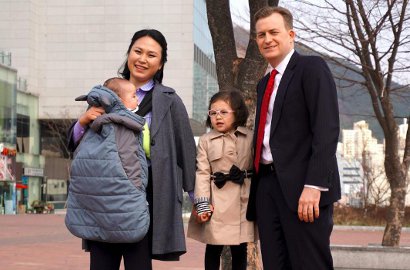 Viral Sejak Wawancara BBC, Prof Kelly dan Keluarga Tampil di 'Superman is Back'