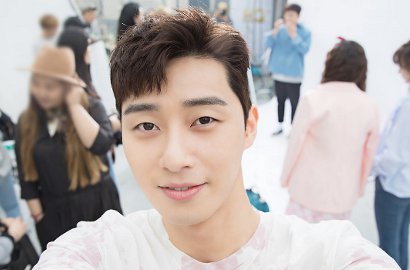 Pamer Otot dan Senyum Manis, Park Seo Joon Memesona Dibalik Layar 'Fight My Way'