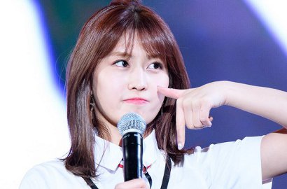 Sepatu Terlempar Saat Nge-Dance, Imutnya Momo Tetap Lanjut Nyanyi 'Signal' Bareng Twice