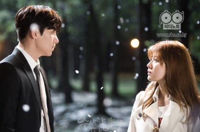 Manisnya Nam Ji Hyun Benahi Dasi Ji Chang Wook di 'Suspicious Partner'