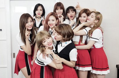 Ketemu Sosok Lucu Ini di Fansign, Twice Gantian Jadi Fans