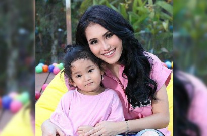 Pakai Celana Sobek-Sobek di Video Klip Lagu Religi 'Yuk Puasa', Ayu Ting Ting Dikritik
