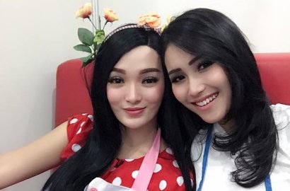 Ayu Ting Ting Bercanda Sambil Coba Tendang Zaskia, Netter: Kalau Ditiru Anaknya Gimana?