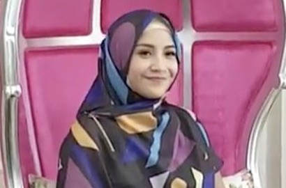 Flat Shoes 'Gold' dan Sling Bag Nagita Bisa Buat Bayar Kuliah Atau Beli Mobil Bekas