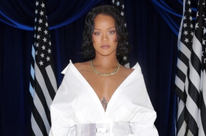 Diejek Gendut Bak Pakai Kostum Sumo,  Rihanna Pede Umbar Belahan Dada Montok