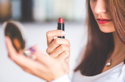 Tanpa Disadari, 7 Kesalahan Saat Pakai Lipstik Ini Jadi Kebiasaan Tapi Bisa Bikin Bibir Menghitam