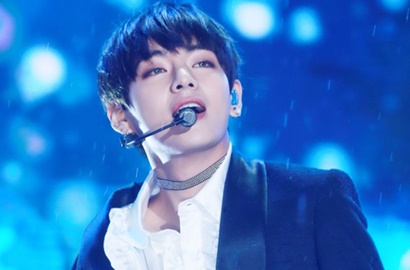 Ceria Bareng BTS, Fans Khawatir Lihat Kaki V Diperban di Foto Ini