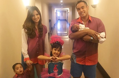 Kerepotan Urus Tiga Buah Hati, Nia Ramadhani Bagi Tugas dengan Suami