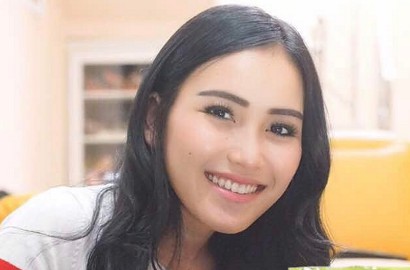 Curi Perhatian, Ini Kata Dokter Soal Infus Pink yang Dipakai Ayu Ting Ting Saat Sakit