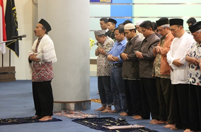 Heboh Ustaz Meninggal Ketika Pimpin Salat, 5 Orang Ini Pun Alami Kisah Mengharukan yang Sama