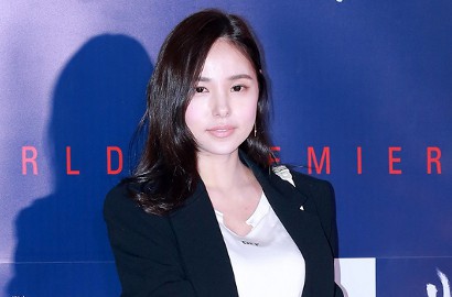Usung Konsep Seksi, Min Hyo Rin Pamer Kulit Mulus Hinga Pakai Lipstik Tebal di Foto Ini