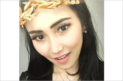 Ayu Ting Ting Taruh Kaki di Dekat Bagian Intim Kru Laki-Laki, Netter: Pantes Banyak Haters