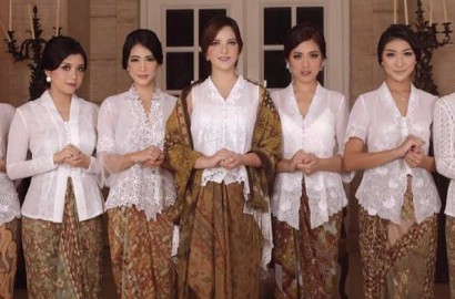 Tampil Anggun, Geng Nia Ramadhani dan Jedar Pakai Mahkota Ala Bangsawan