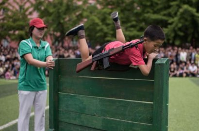 Rayakan Hari Anak, Bocah Korut Diajari Tenteng Senjata dan Lempar Granat