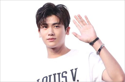 Pakai Kemeja Pink, Hyungsik Tebar Senyuman di Fansign Spesial