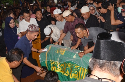 Berlangsung Penuh Haru, Begini Suasana Pemakaman Mendiang Julia Perez