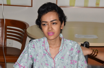 Jenazah Julia Perez Mengeluarkan Air Mata Saat Dimakamkan, Inikah Artinya?