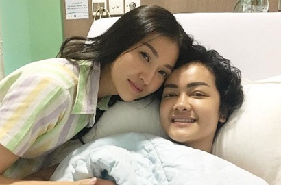 Baru Bisa Melayat, Sarwendah Tak Bisa Bendung Tangisan di Makam Julia Perez
