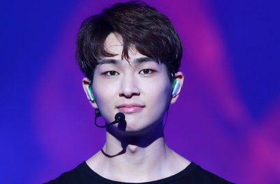 Tampil Tanpa Makeup di Bandara, Onew SHINee Hampir Tak Dikenali Netter