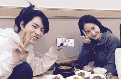 Syuting Berakhir, Cerianya Yoona-Hong Jong Hyun Foto Bareng Kru 'The King Loves'