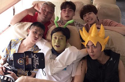 Hadirkan 'Kyuhyun', Kocaknya Pose Ahn Jae Hyun cs di Jumpa Pers 'NJTW 4'