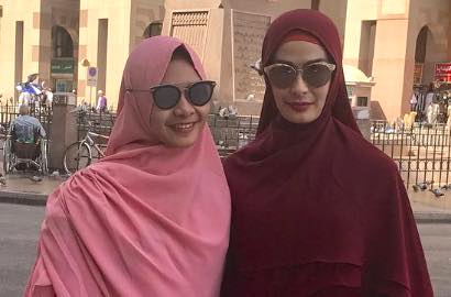 Kembaran dengan Putrinya, Gamis Cantik Iis Dahlia Saat Umrah Malah Dikritik