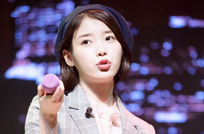 Jadi Pegawai Penginapan, IU Ikut Promosi Teaser Variety Show Lee Hyori