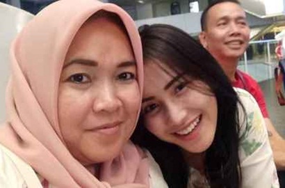 Ibunda Ayu Ting Ting Dihujat Pamer Foto Paha Mulus, Netter: Kasihan Umrohnya