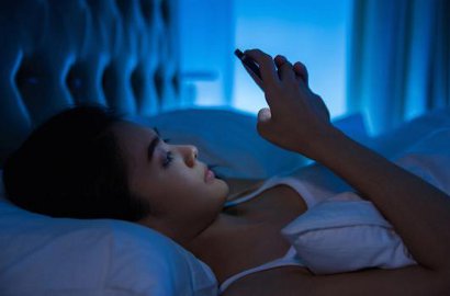 Segera Hentikan, 5 Bahaya Ini Bisa Mengintai Orang yang Suka Main Ponsel Sebelum Tidur