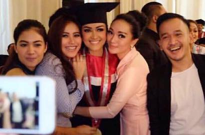 Mewek dan Pamer Foto Kangen Julia Perez, Ayu Ting Ting Dibully Bela Sungkawa Pakai Celana Sobek