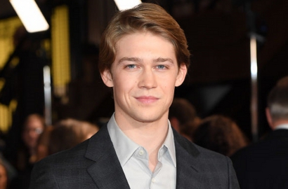 Kekasih Taylor Swift, Joe Alwyn Siap Taklukan Hati Ratu Elizabeth