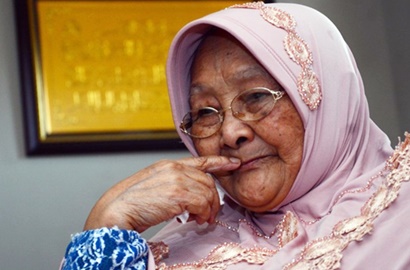 Hakim Tolak Gugatan Rp 1,8 M Anaknya, Amih Garut Menangis Haru