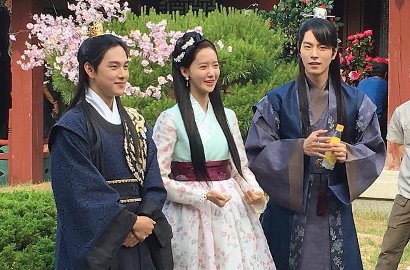 Syuting 'King Loves', Siwan-Yoona-Hong Jong Hyun Malah Asyik 'Lomba' Selfie