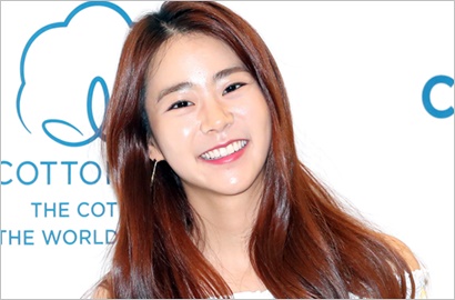 Umbar Perut Ramping, Begini Gaya Han Seung Yeon Eks-Kara di Pertandingan Baseball